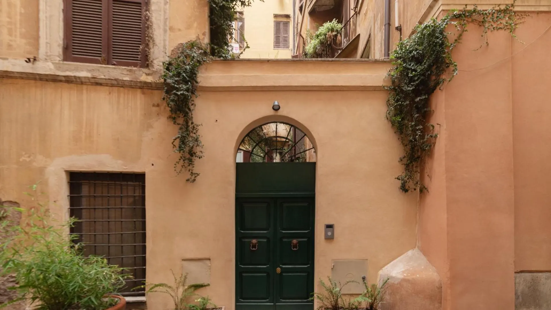 Apartment Sinopia Home Gallery - Sleep On Art Rome Italy